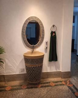 Elegant 4 Bedroom Home Sleeps 8 with Private Parking - 1
