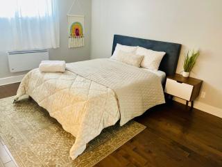Modern 2BR Suite - 3 Beds- Sleeps 6 - Free Parking - Near Montreal - 5
