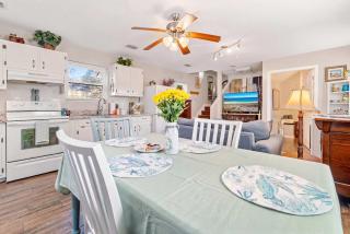 Beach Barn - 5min to Pcola Beach , Full Kitchen - 7