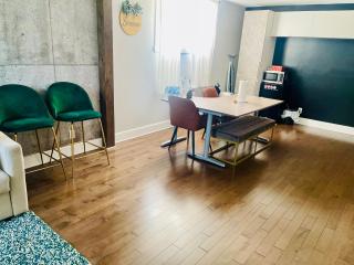 Modern 2BR Suite - 3 Beds- Sleeps 6 - Free Parking - Near Montreal - 9