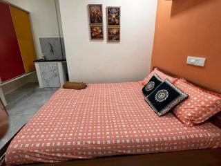 Warm & Cozy Studio Stay - 1