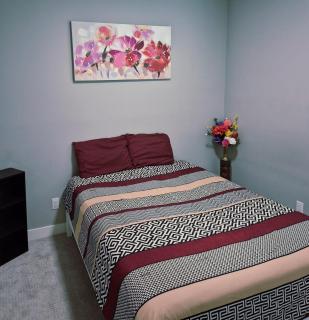 Spacious Private Suite Minutes Away from Ocean,Trails and Stores - 5