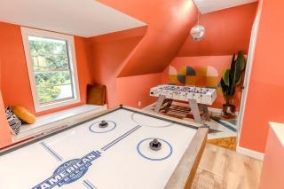 Nine Oaks Retreat Arcade Game Room Hot Tub - 1