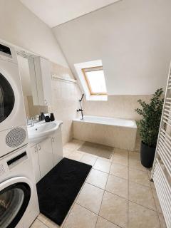 Veľký rodinný apartmán s výhľadom na zeleň a hory v centre Piešťan s parkovaním - 1