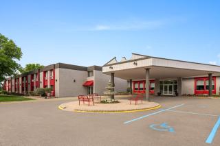 Ramada by Wyndham Grand Forks - 7