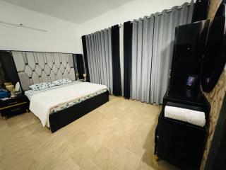 Deluxe 3 Bed House - 3