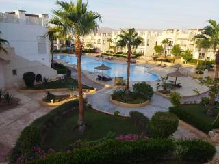 Sunny Lakes Resort 2-Bedroom Apartment with Pool & Mountain View - 6