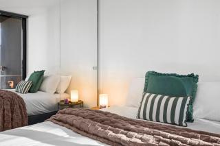 International Southbank 2BR2Bath1Car Jacuzzi and more - 1