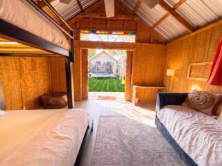 Riverfront Estate - Pool, Hot Tub - Sleeps 24 - 7