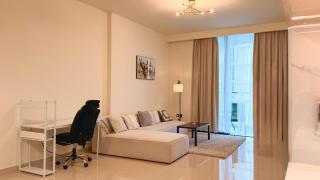 Spacious 1BR Apartment in Mina with Pool & Beach Access - 0