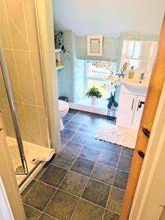 Comfy Bedroom and Private Bathroom on the Top Floor of a Home Stay -10 mins walk to the center - Off street parking - 1