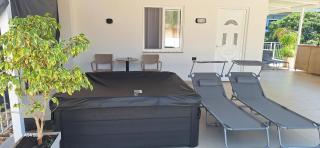 Cozy White House - Near Beach Private Jacuzzi - 9