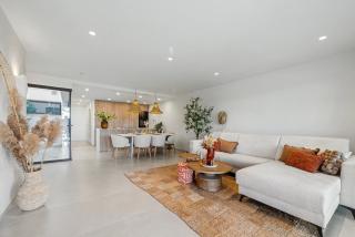 Designer apartment for 6 with patio, pool, and workstation - 9