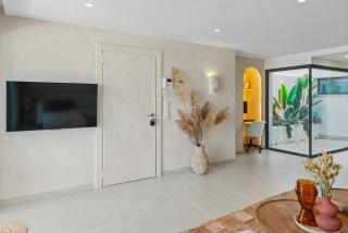 Designer apartment for 6 with patio, pool, and workstation - 7