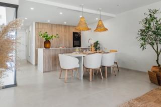 Designer apartment for 6 with patio, pool, and workstation - 3