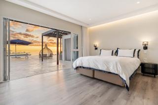 Spectacular Ocean & Mountain Views, Large Jacuzzi, 8 Bedrooms, 2 Pools - Two Views Villa Camps Bay - Cidade Do Cabo - 1