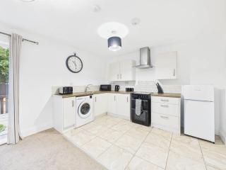 Saxon Home by Signature Stays - Pool & Gym Access - Parking - 4