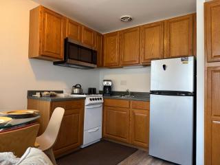 Walk to 2 metro's, furnished studio, private, parking, wifi. - 8