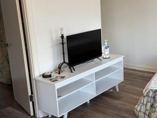 Walk to 2 metro's, furnished studio, private, parking, wifi. - 6