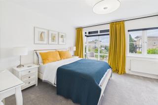 3 bed modern townhouse with self check in, sleeps 6, 35mins direct train to London Waterloo, zone 6 - 8