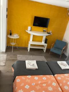 SUNNY HOUSE APARTMENTS WITH an OUTDOOR POOL AND FREE PARKING - 4