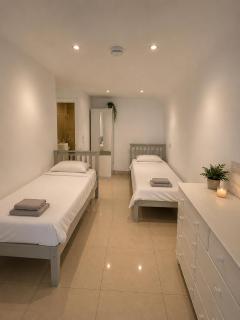 Modern Home - 15 Mins to City centre - 3