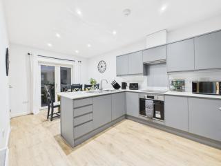 Harveys Yard by Signature Stays, Hayle Luxury Beach home with Parking, Sleeps 7 - 9