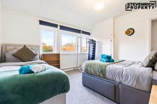 Group Stays Spacious Home in BS4, sleeps 7 - 4