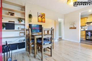 Group Stays Spacious Home in BS4, sleeps 7 - 3