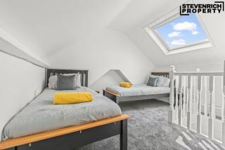 Group Stays, Spacious 3 Bedroom House, Parking, Sleeps 6 - 9