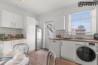 Group Stays, Spacious 3 Bedroom House, Parking, Sleeps 6 - 6