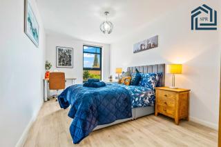City-Centre Flat Prime Location, WiFi, Sleeps 2 - 9