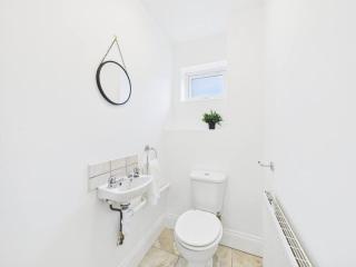 No1 Saxon Way by Signature Stays - Parking - Gym - Pool & Spa - 9