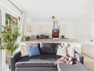 No1 Saxon Way by Signature Stays - Parking - Gym - Pool & Spa - 6