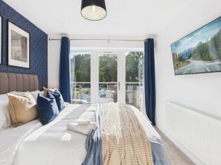 No1 Saxon Way by Signature Stays - Parking - Gym - Pool & Spa - 4