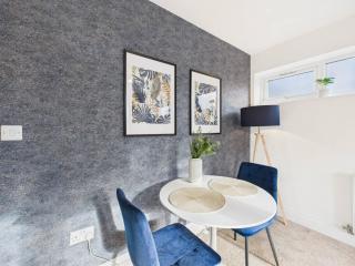 No1 Saxon Way by Signature Stays - Parking - Gym - Pool & Spa - 2