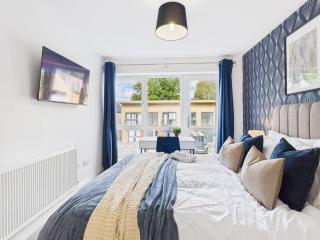 No1 Saxon Way by Signature Stays - Parking - Gym - Pool & Spa - 1