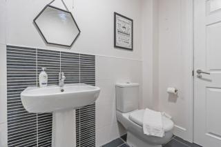 St George Court, Spacious 2 Bedroom Apartments, City Centre, Self Check In, Parking - 2