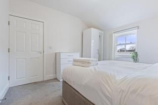 St George Court, Spacious 2 Bedroom Apartments, City Centre, Self Check In, Parking - 1