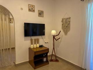 Macramé & Moss Chic & Cozy 2BHK Boho Pool View apt - 5
