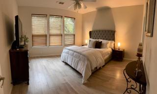 Alamo City Retreat - Wi-Fi, Parking, Self Check In - 8