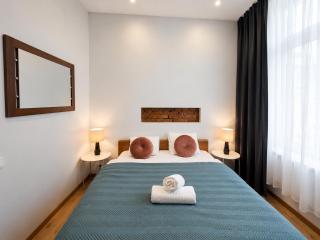 Old Town 2BR I Private Terrace I Balcony I Self Check-in I cohost - 8