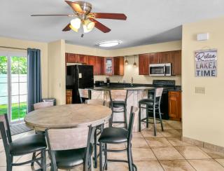 Put-in-Bay Poolview Condo #2 - 4