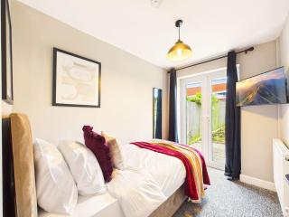 NEW Lincoln Lodge by Signature Stays, Modern, Parking, 5-Bed - 8
