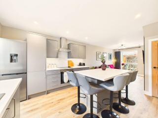 NEW Lincoln Lodge by Signature Stays, Modern, Parking, 5-Bed - 6