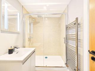 NEW Lincoln Lodge by Signature Stays, Modern, Parking, 5-Bed - 4