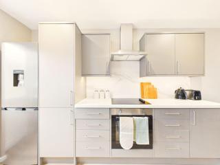 NEW Lincoln Lodge by Signature Stays, Modern, Parking, 5-Bed - 3