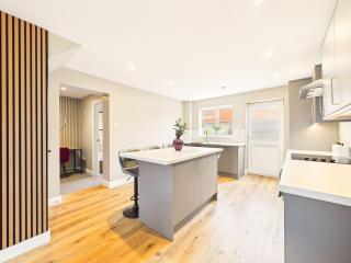 NEW Lincoln Lodge by Signature Stays, Modern, Parking, 5-Bed - 1