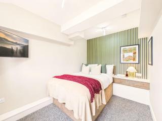 NEW Lincoln Lodge by Signature Stays, Modern, Parking, 5-Bed - 7
