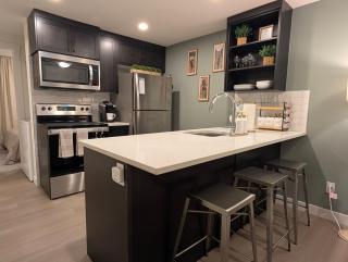 Modern 2BR Calgary Suite AC Self Check-In - 4
